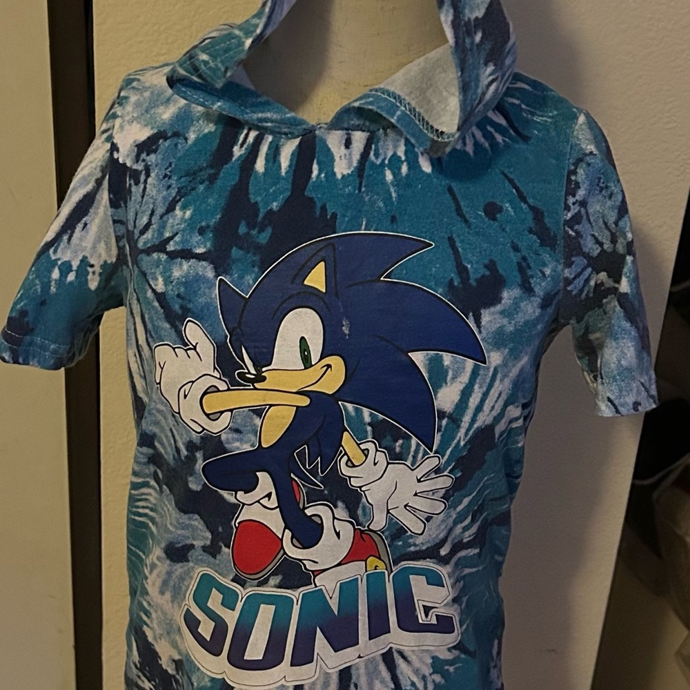 Sonic’s kids shirt with hood.